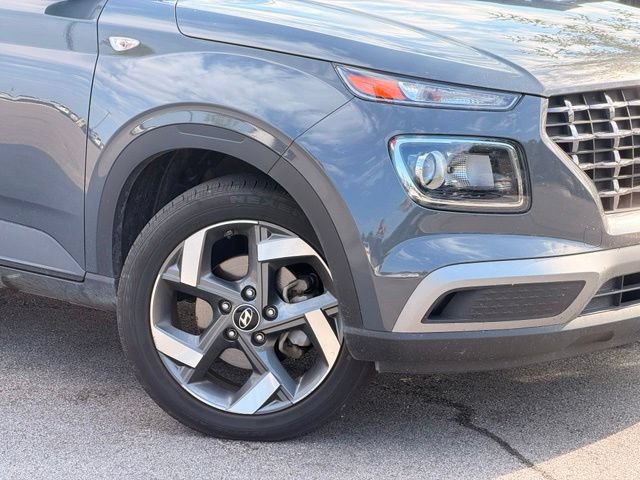 Used 2025 Hyundai Venue SEL FWD image 2