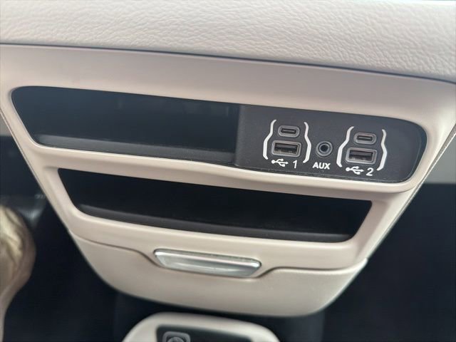 Used 2023 Chrysler Voyager LX FWD image 33