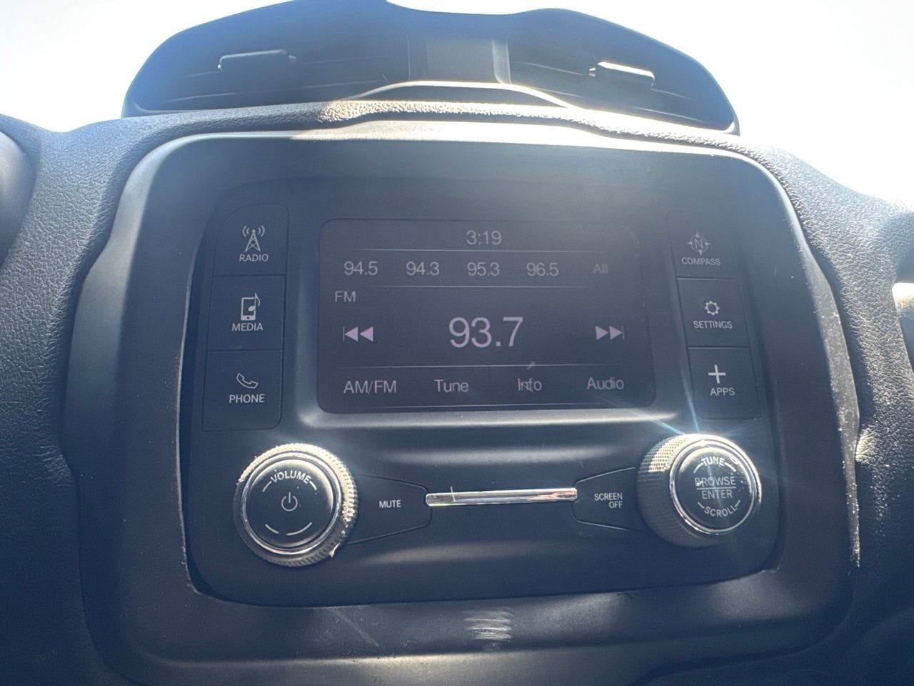 Used 2019 Jeep Renegade Latitude FWD image 39