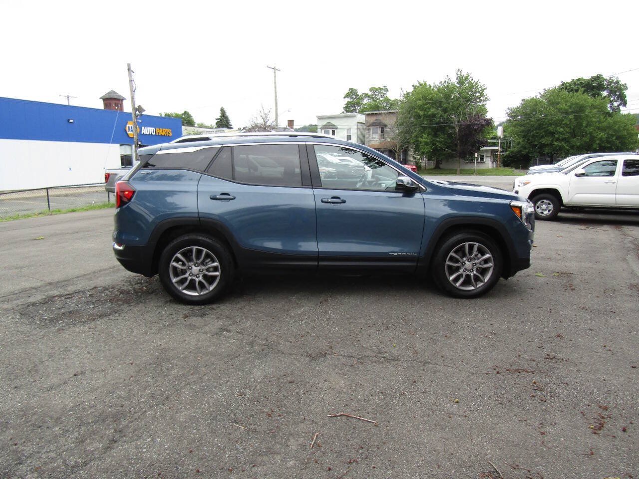 Used 2024 GMC Terrain SLT AWD/4WD image 9