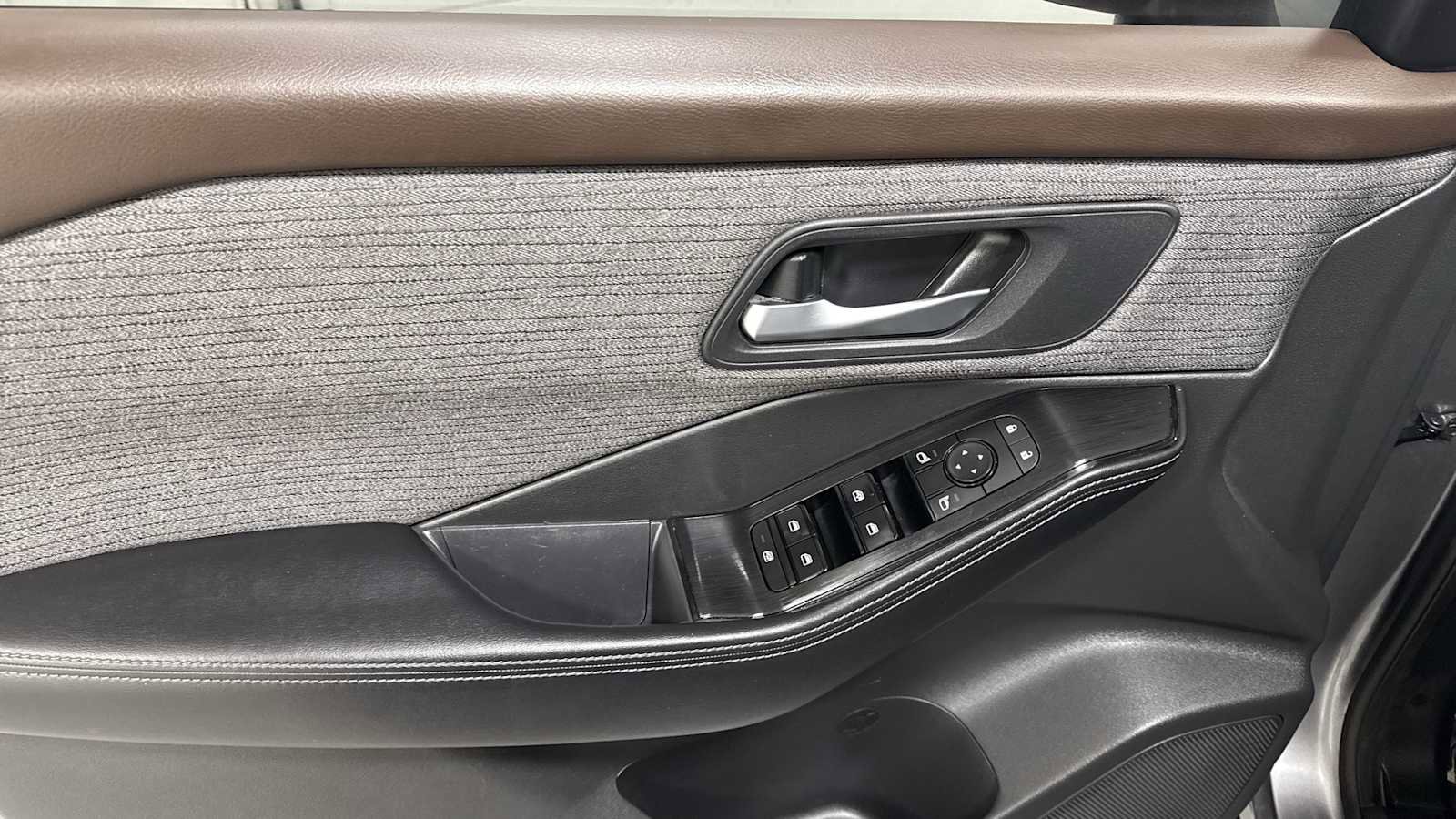 Used 2022 Nissan Rogue SV image 15