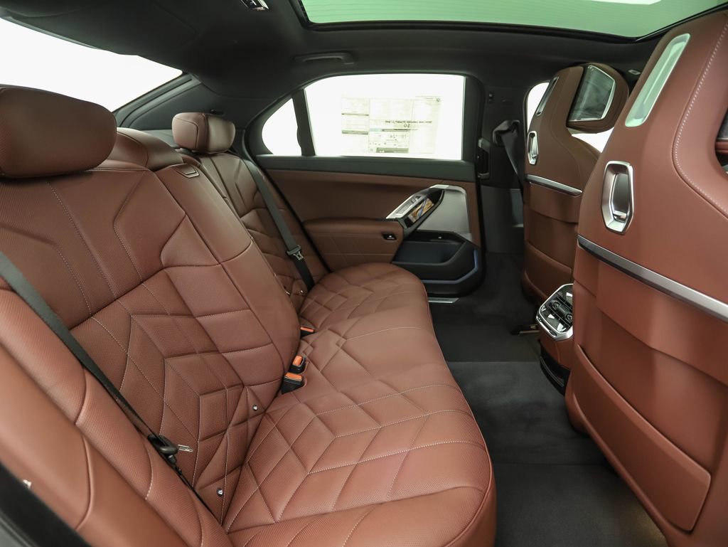 New 2026 BMW 750e xDrive image 29