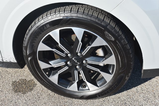 Used 2024 Kia Carnival EX FWD image 11