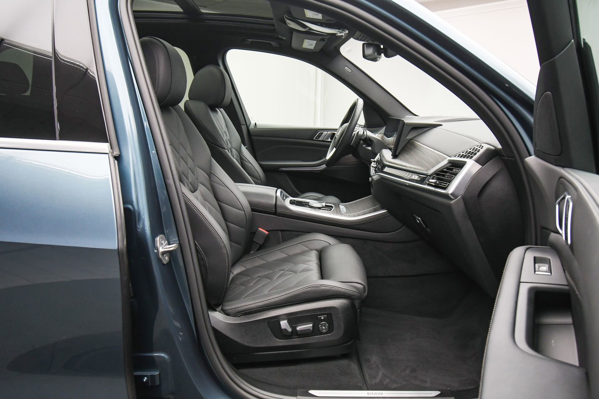 Used 2024 BMW X5 xDrive40i w/ Parking Assistance Package image 48