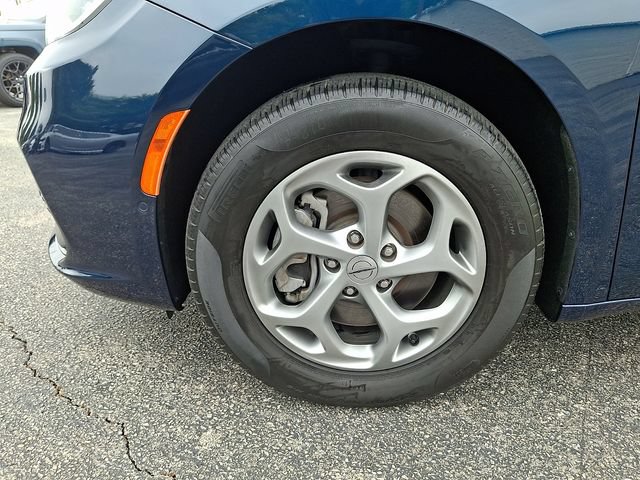 Certified 2022 Chrysler Pacifica Limited w/ Uconnect Theater Family Group AWD/4WD image 28