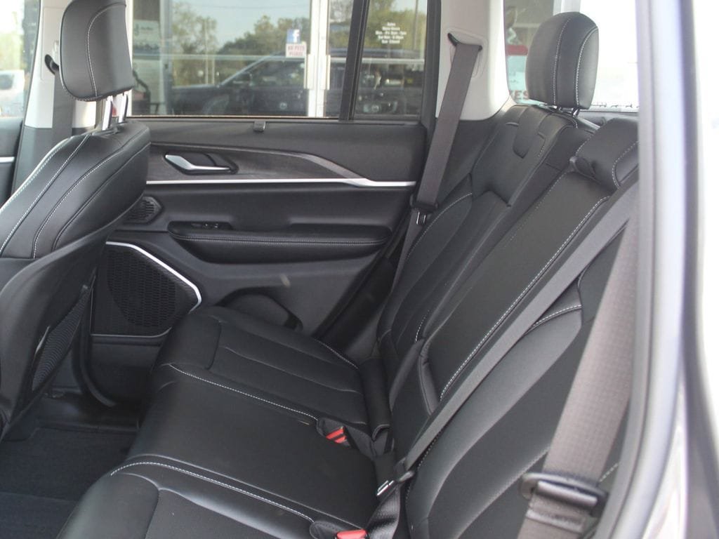 New 2023 Jeep Grand Cherokee Limited w/ Luxury Tech Group II RWD image 21