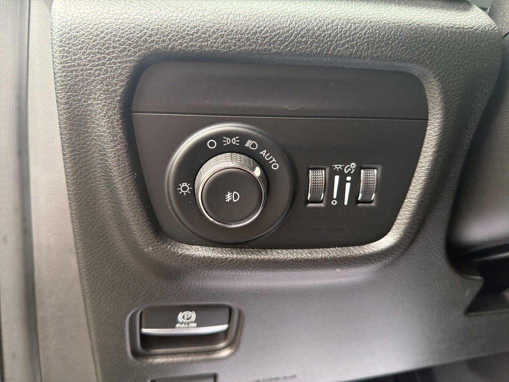 Used 2023 Jeep Grand Cherokee Limited image 19