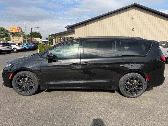 Used 2023 Chrysler Pacifica Touring-L w/ S Appearance Package FWD image 2