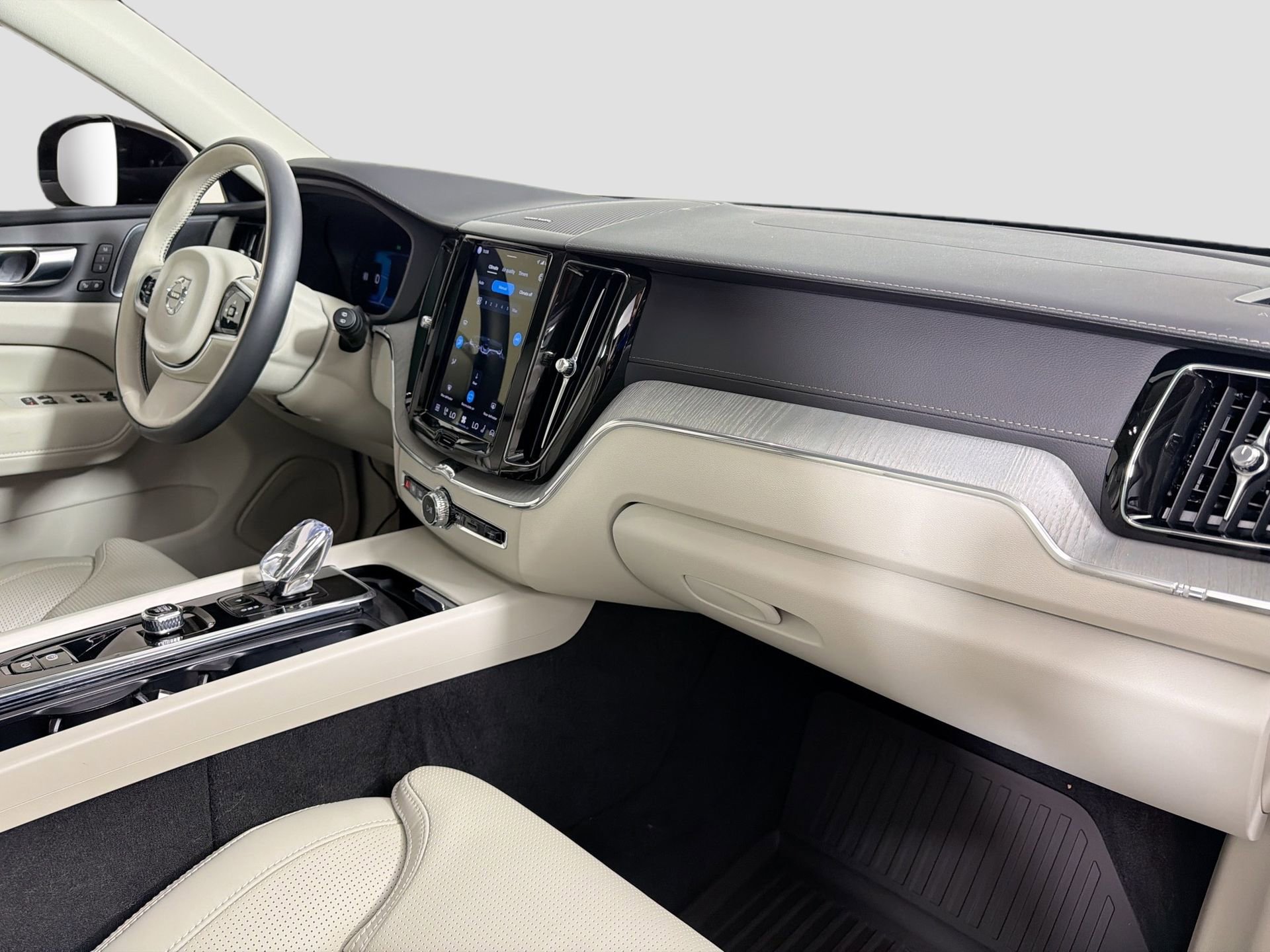 Certified 2025 Volvo XC60 B5 Ultra w/ Protection Package Premier image 31