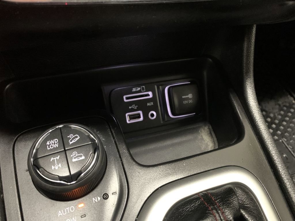 Used 2018 Jeep Cherokee Trailhawk w/ Cold Weather Group AWD/4WD image 46