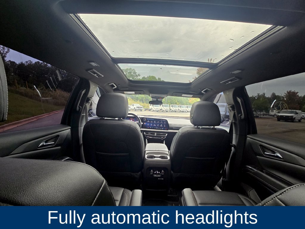 Used 2025 Chevrolet Traverse LT w/ Sun and Wheel Package FWD image 17