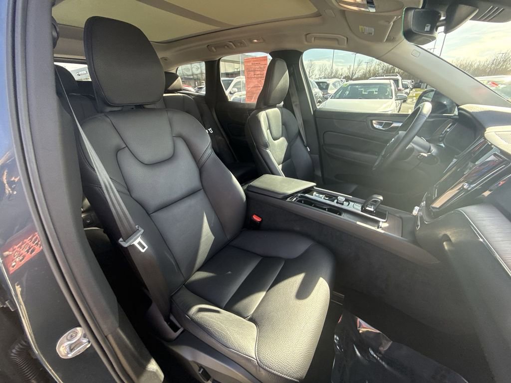 Used 2022 Volvo XC60 B5 Momentum w/ Climate Package AWD/4WD image 24