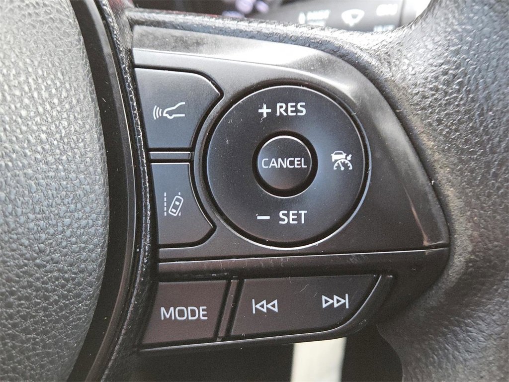 Used 2021 Toyota RAV4 LE image 5