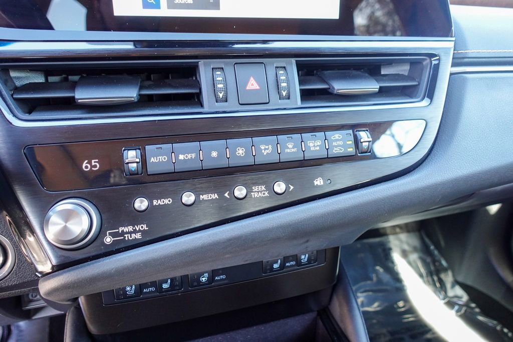 Used 2025 Lexus ES 300h w/ Premium Package image 18