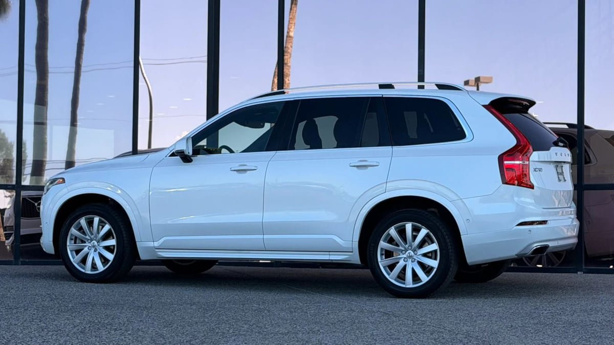 Used 2016 Volvo XC90 T6 Momentum w/ Momentum Plus Package AWD/4WD image 8