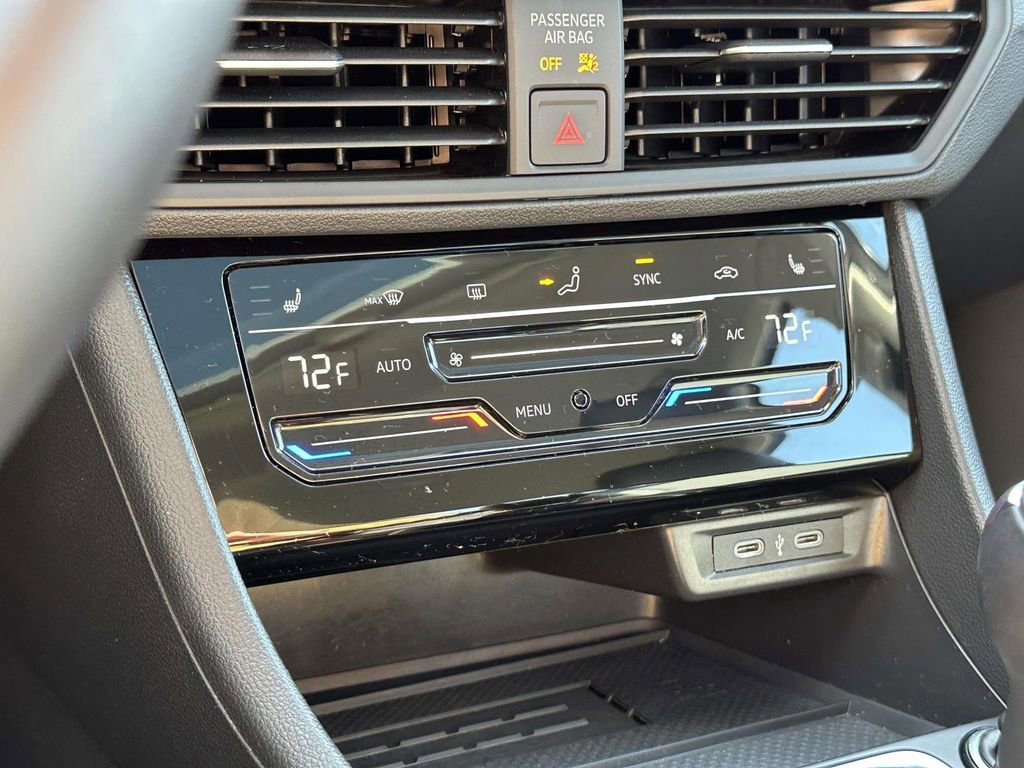 Used 2025 Volkswagen Jetta SE w/ Sunroof Package image 28