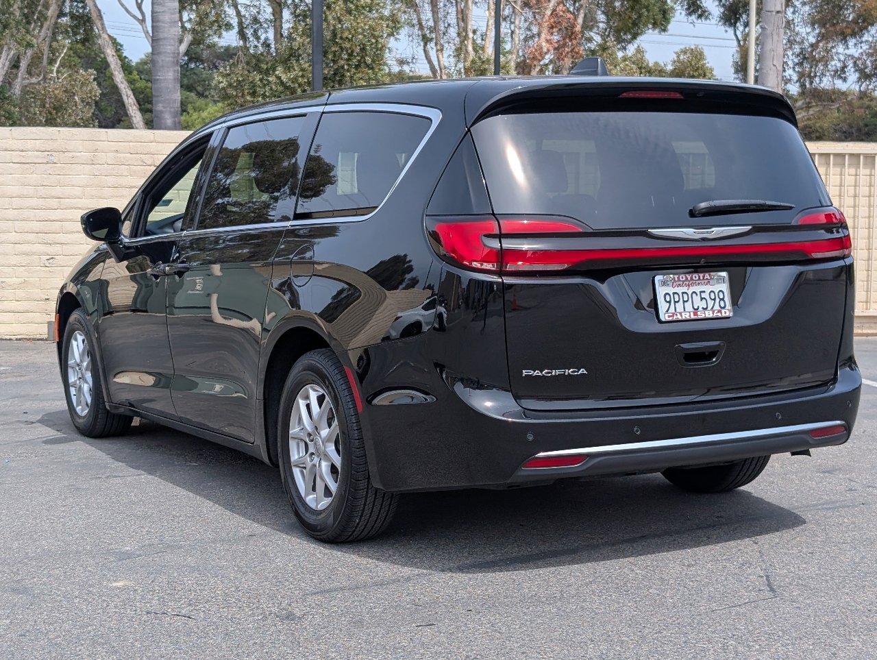 Used 2025 Chrysler Pacifica Select image 12