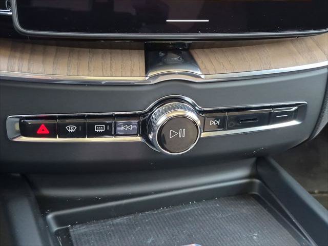 New 2027 Volvo XC60 B5 Plus AWD/4WD image 9