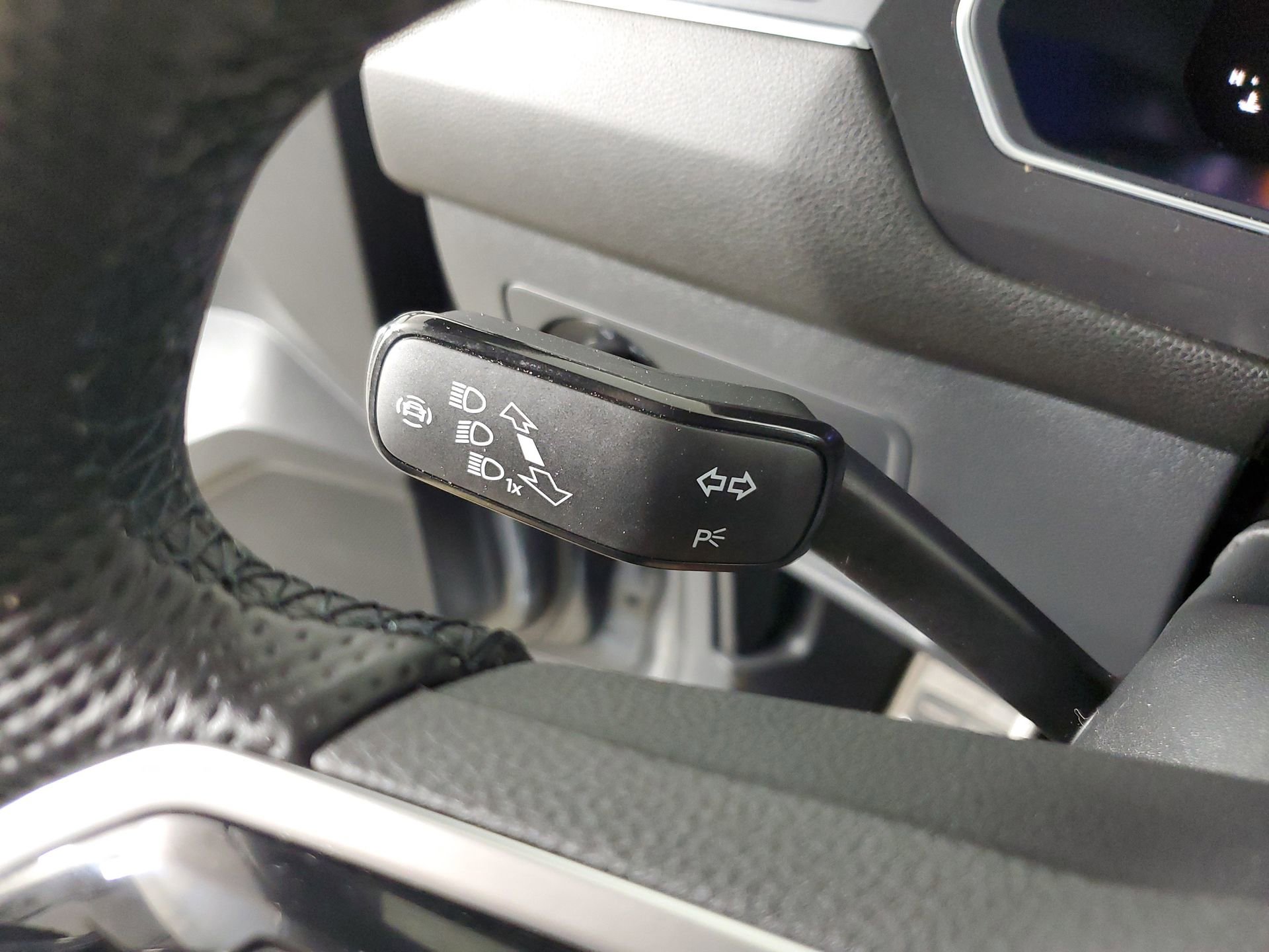 Used 2022 Volkswagen Tiguan SE R-Line image 34