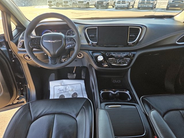 Used 2025 Chrysler Pacifica Limited image 8