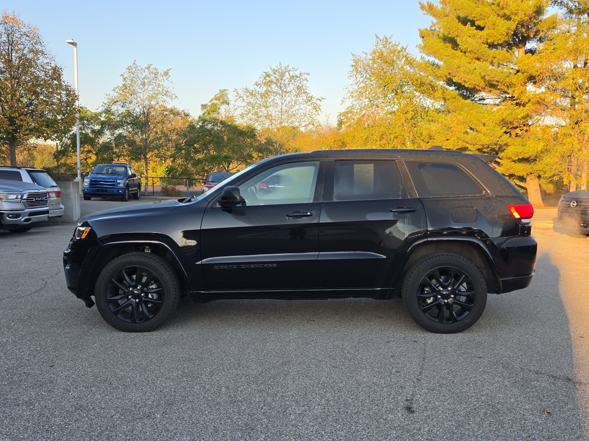 Used 2021 Jeep Grand Cherokee Laredo X AWD/4WD image 4