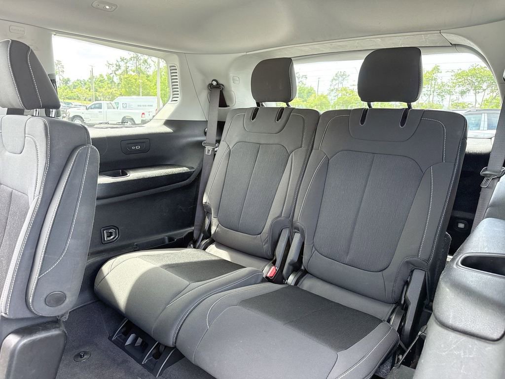 Used 2022 Jeep Grand Cherokee L Laredo w/ Luxury Tech Group I AWD/4WD image 16