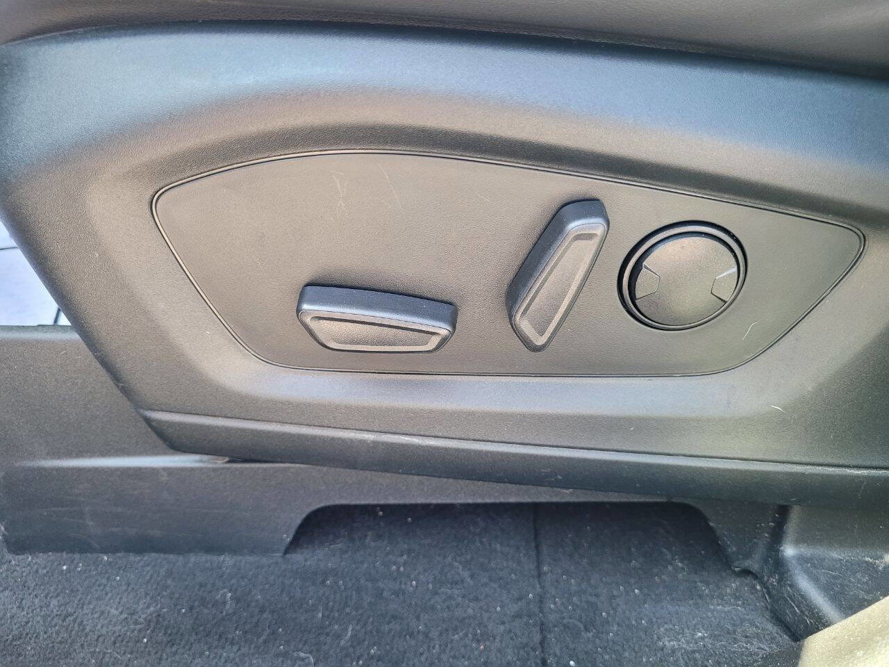 Used 2022 Ford Explorer XLT w/ Equipment Group 202A image 19