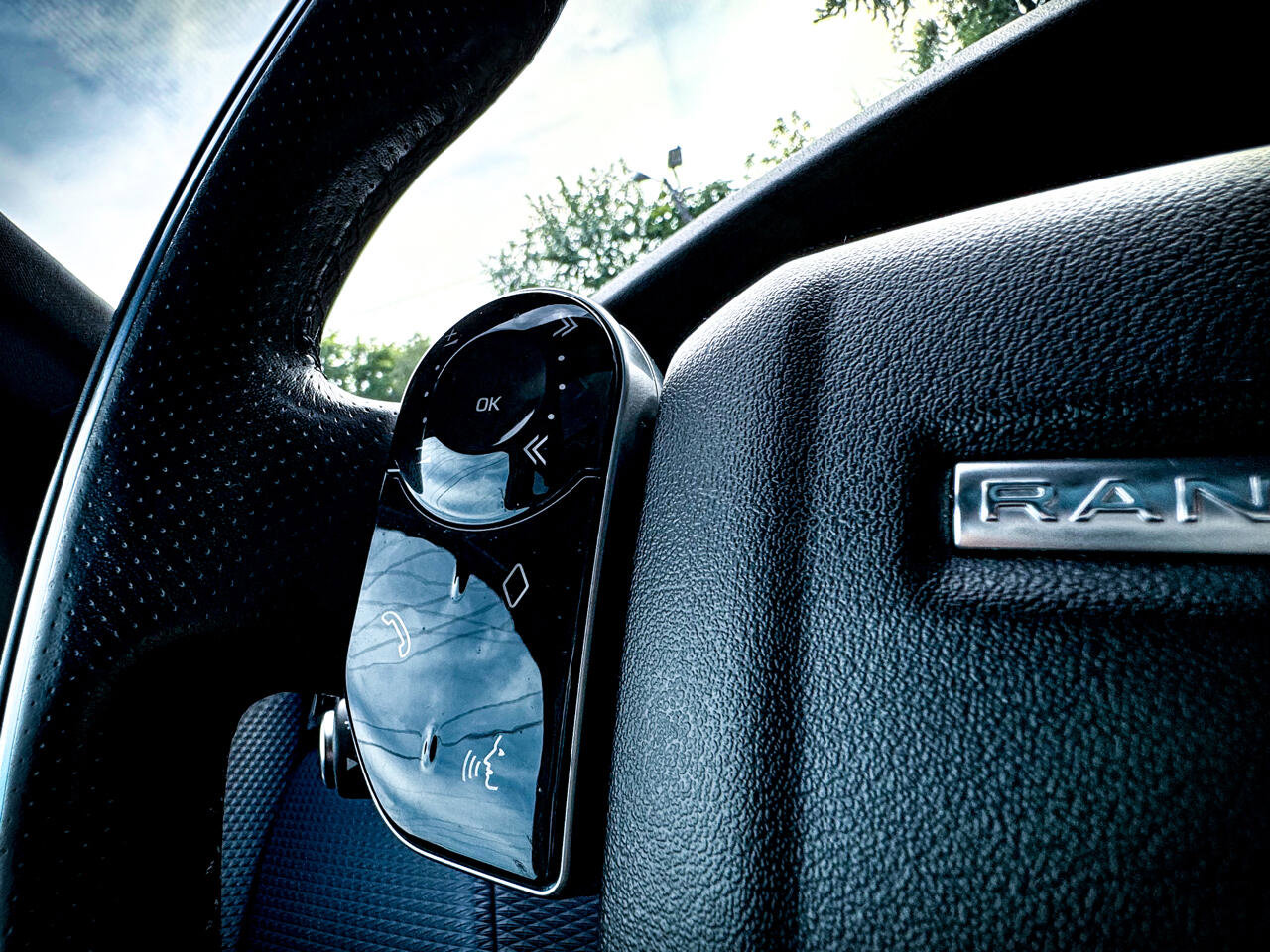 Used 2018 Land Rover Range Rover Velar R-Dynamic SE image 14