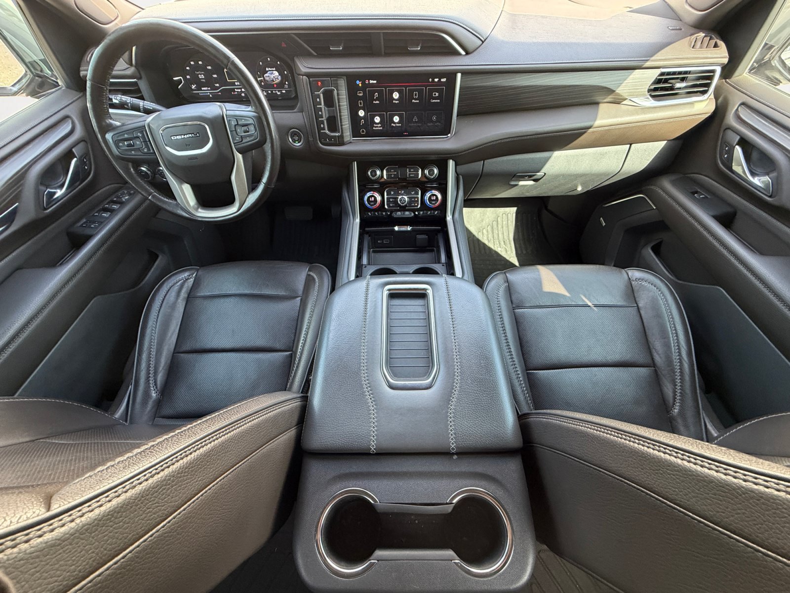 Used 2022 GMC Yukon XL Denali w/ Denali Premium Package RWD image 3