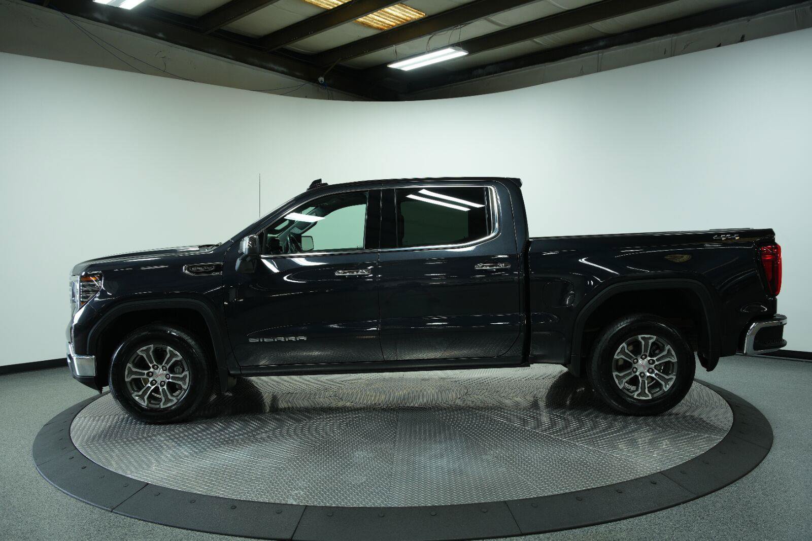 Used 2025 GMC Sierra 1500 SLT AWD/4WD image 5