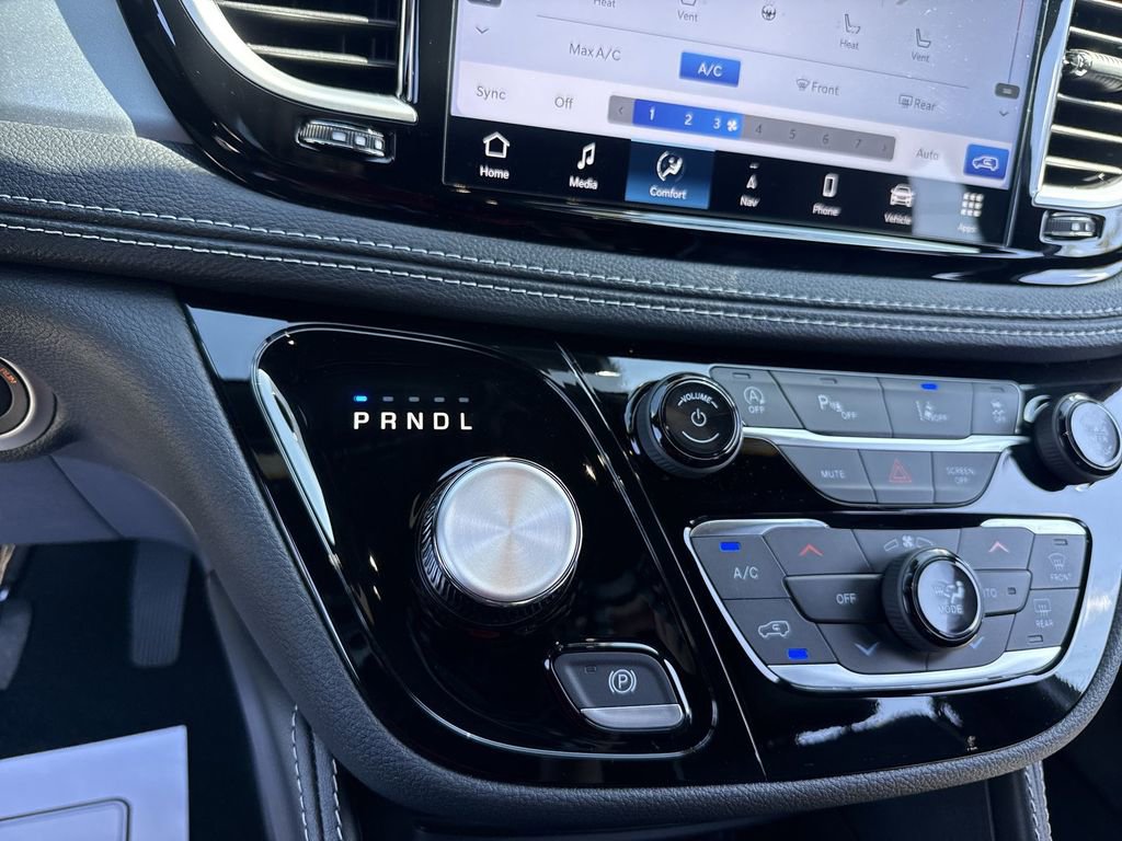 New 2026 Chrysler Pacifica Limited w/ Trailer Tow Group image 18