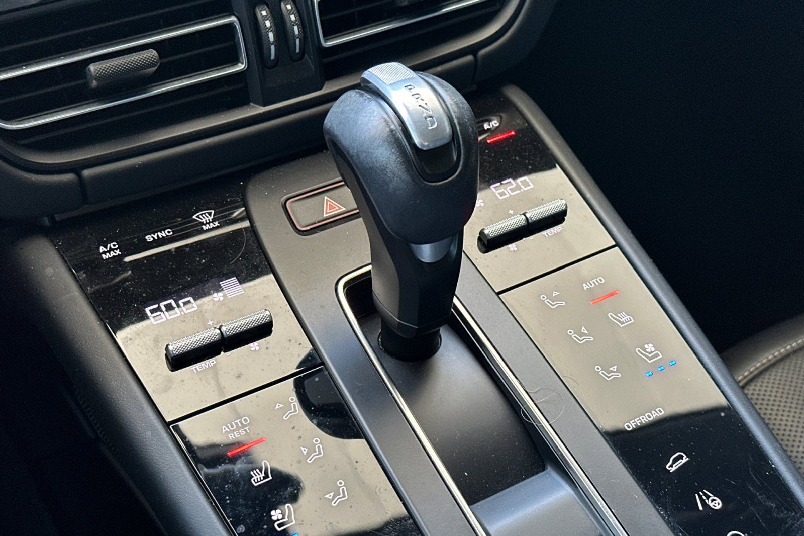 Certified 2024 Porsche Macan AWD/4WD image 22