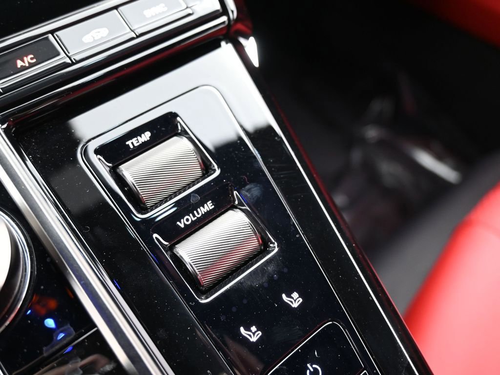 Used 2025 Aston Martin V8 Vantage Coupe image 38