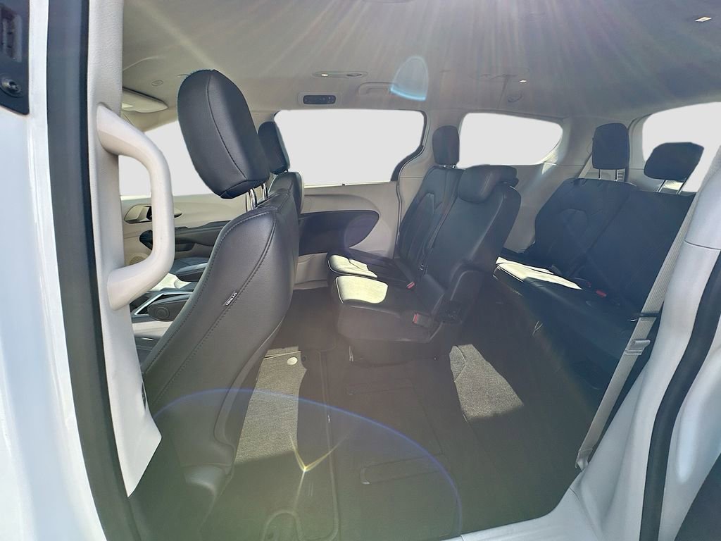 Used 2021 Chrysler Pacifica Touring-L image 24