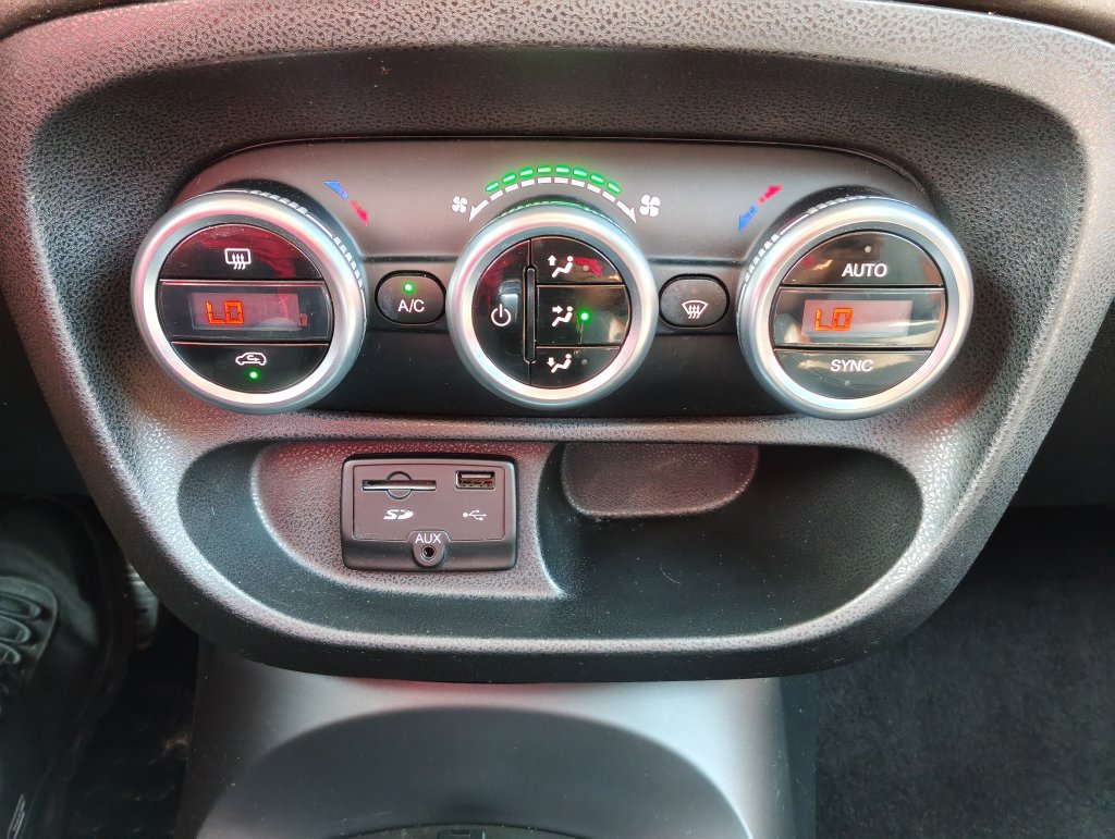 Used 2014 FIAT 500L Trekking w/ Popular Equipment Group FWD image 5