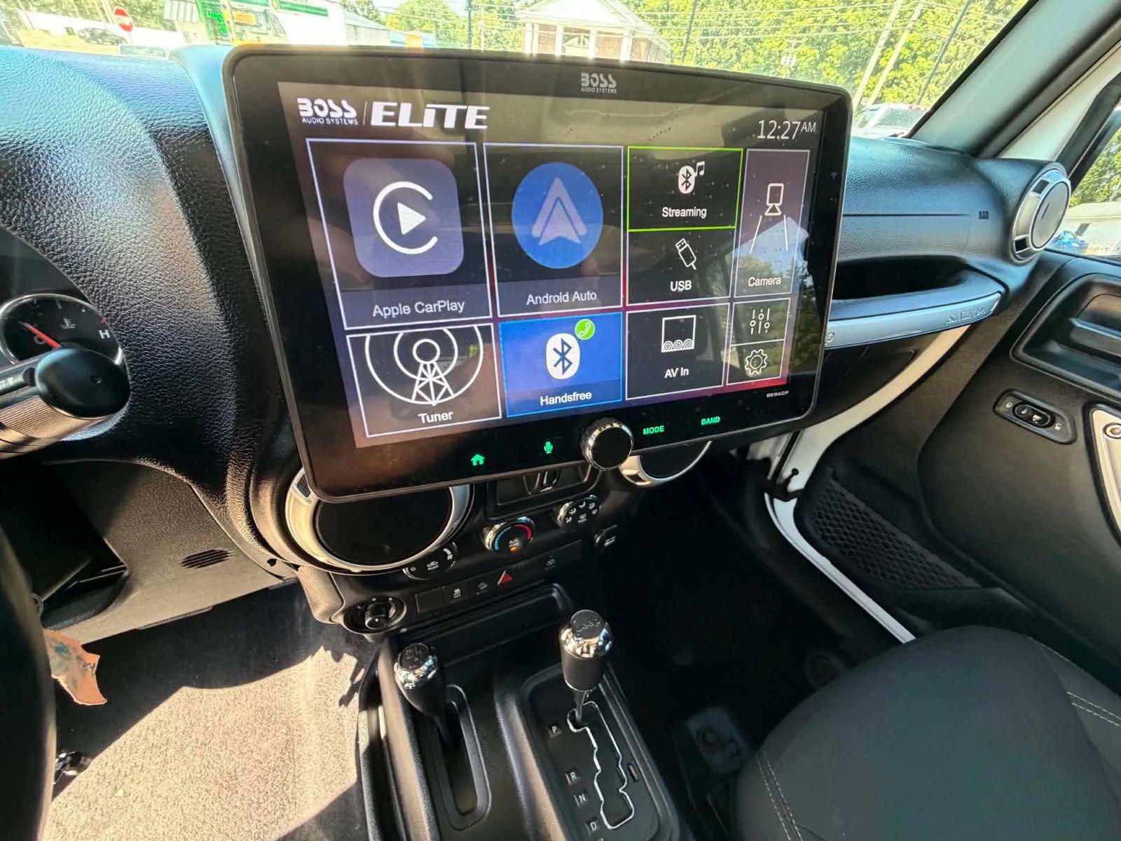 Used 2018 Jeep Wrangler Unlimited Sahara w/ Connectivity Group AWD/4WD image 6