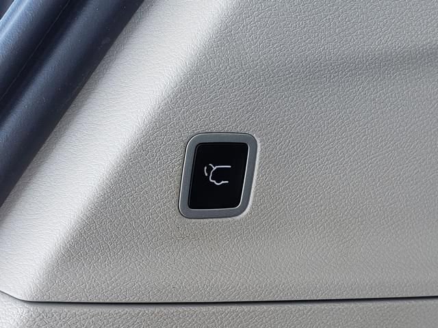 Used 2024 Chrysler Pacifica Touring-L image 9