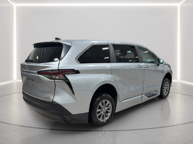 Used 2023 Toyota Sienna XLE FWD image 5