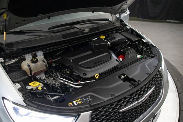 Used 2024 Chrysler Pacifica Touring-L image 29