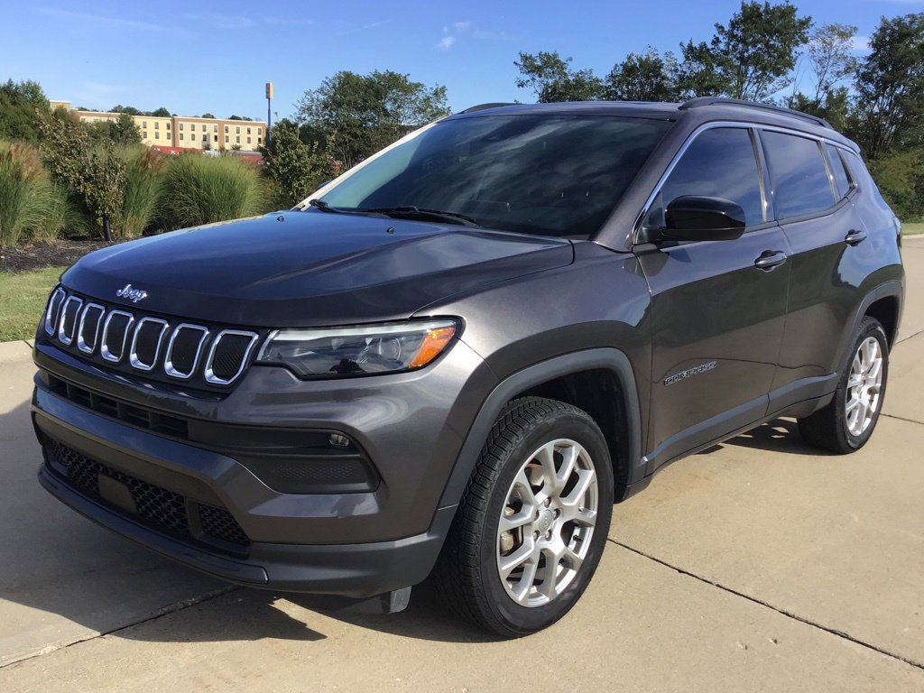 Used 2022 Jeep Compass Latitude w/ Sun and Sound Group AWD/4WD image 2