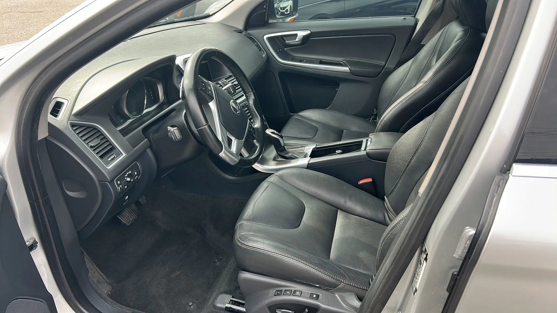Used 2015 Volvo XC60 T6 Premier Plus AWD/4WD image 9