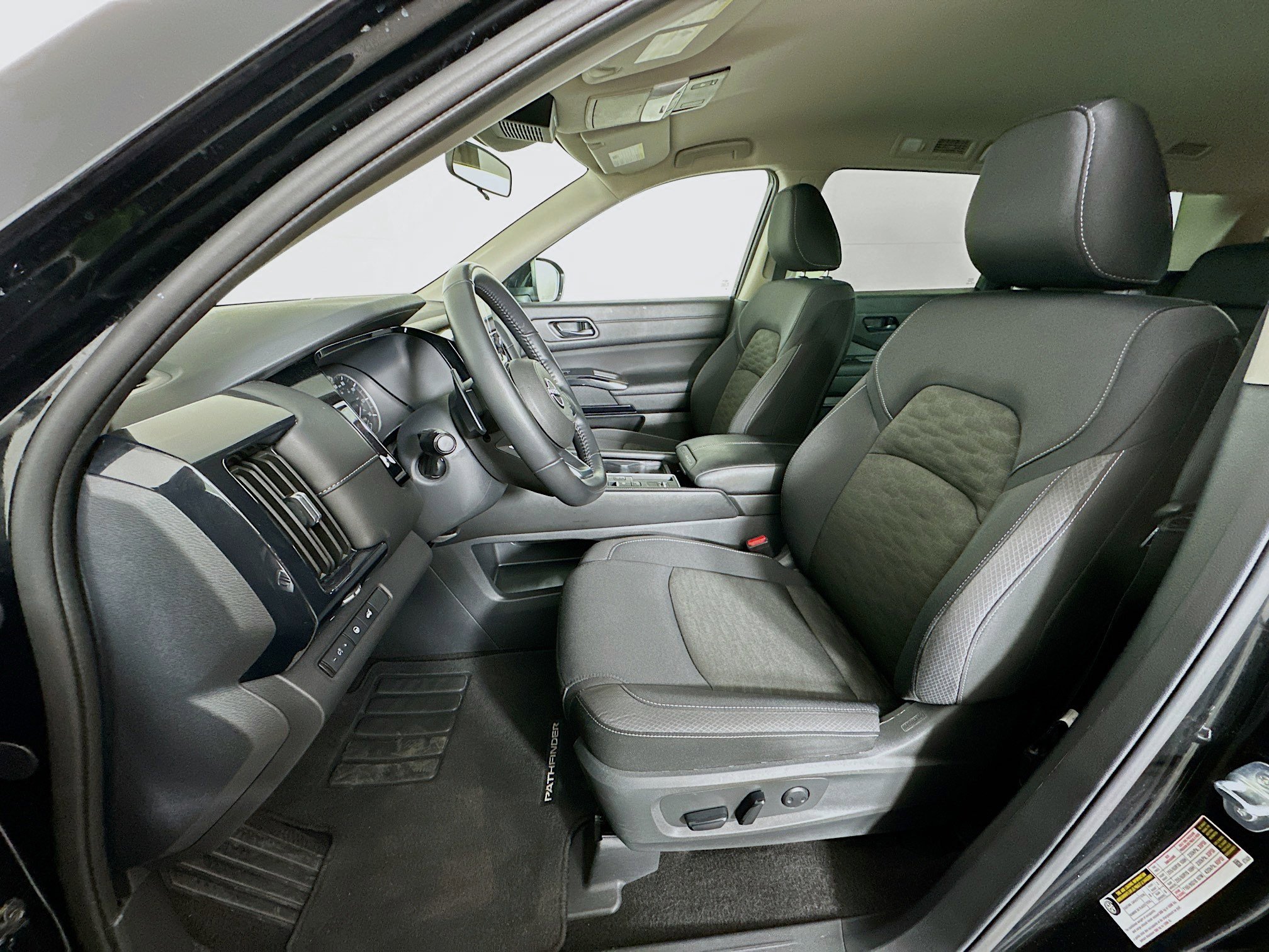Used 2025 Nissan Pathfinder SV image 13