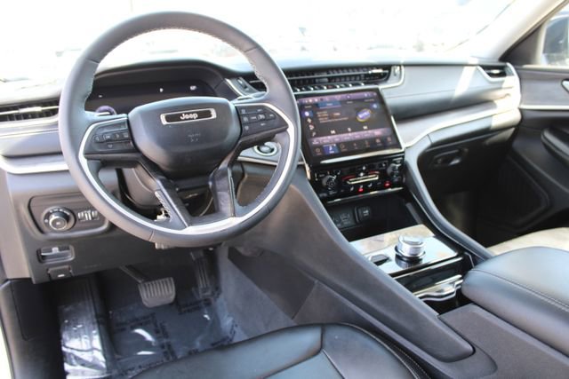 Used 2023 Jeep Grand Cherokee L Limited AWD/4WD image 15