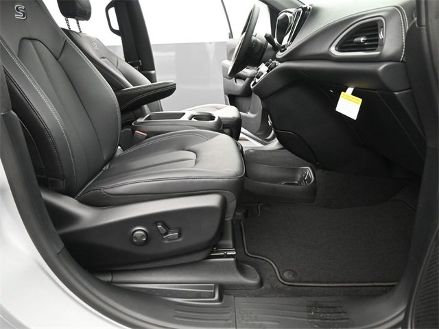 New 2026 Chrysler Pacifica Select image 18