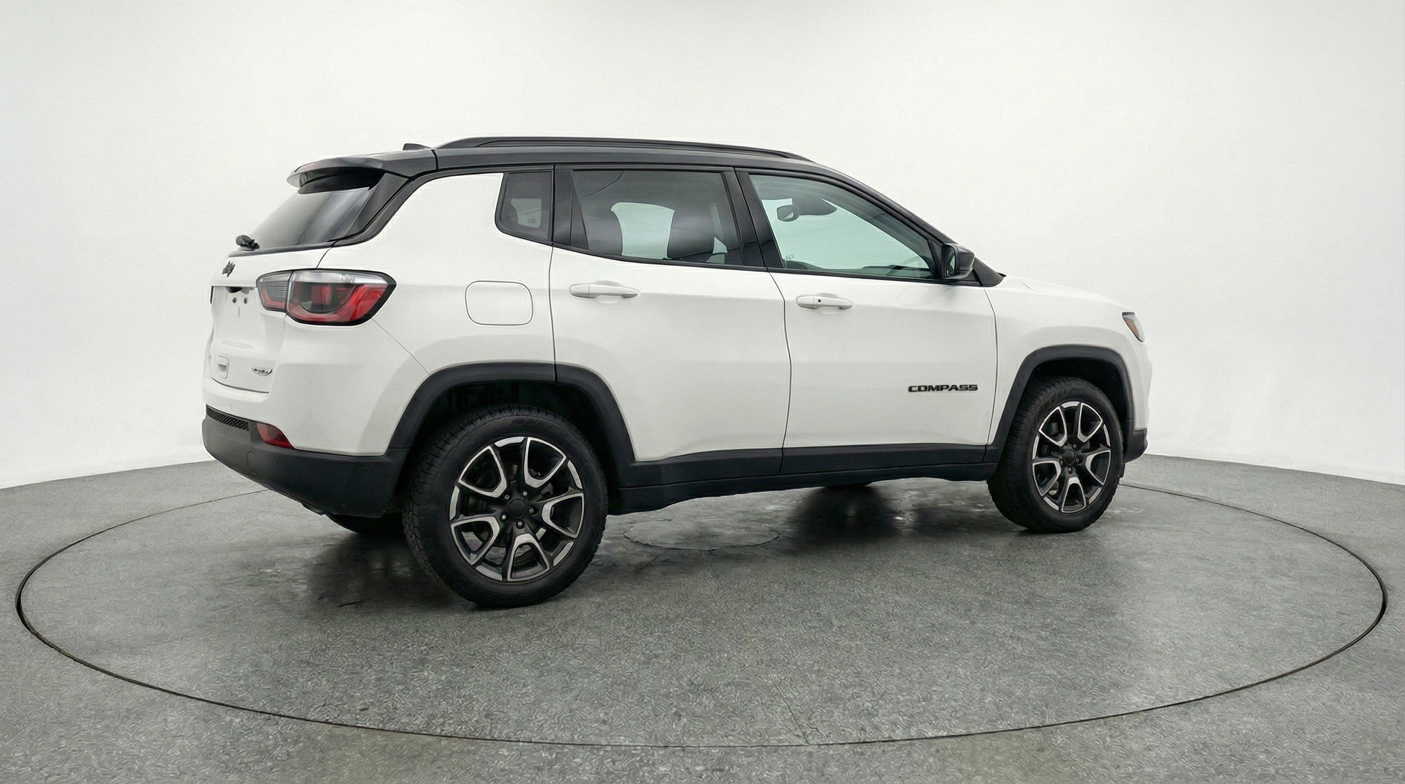 Used 2025 Jeep Compass Trailhawk AWD/4WD image 9
