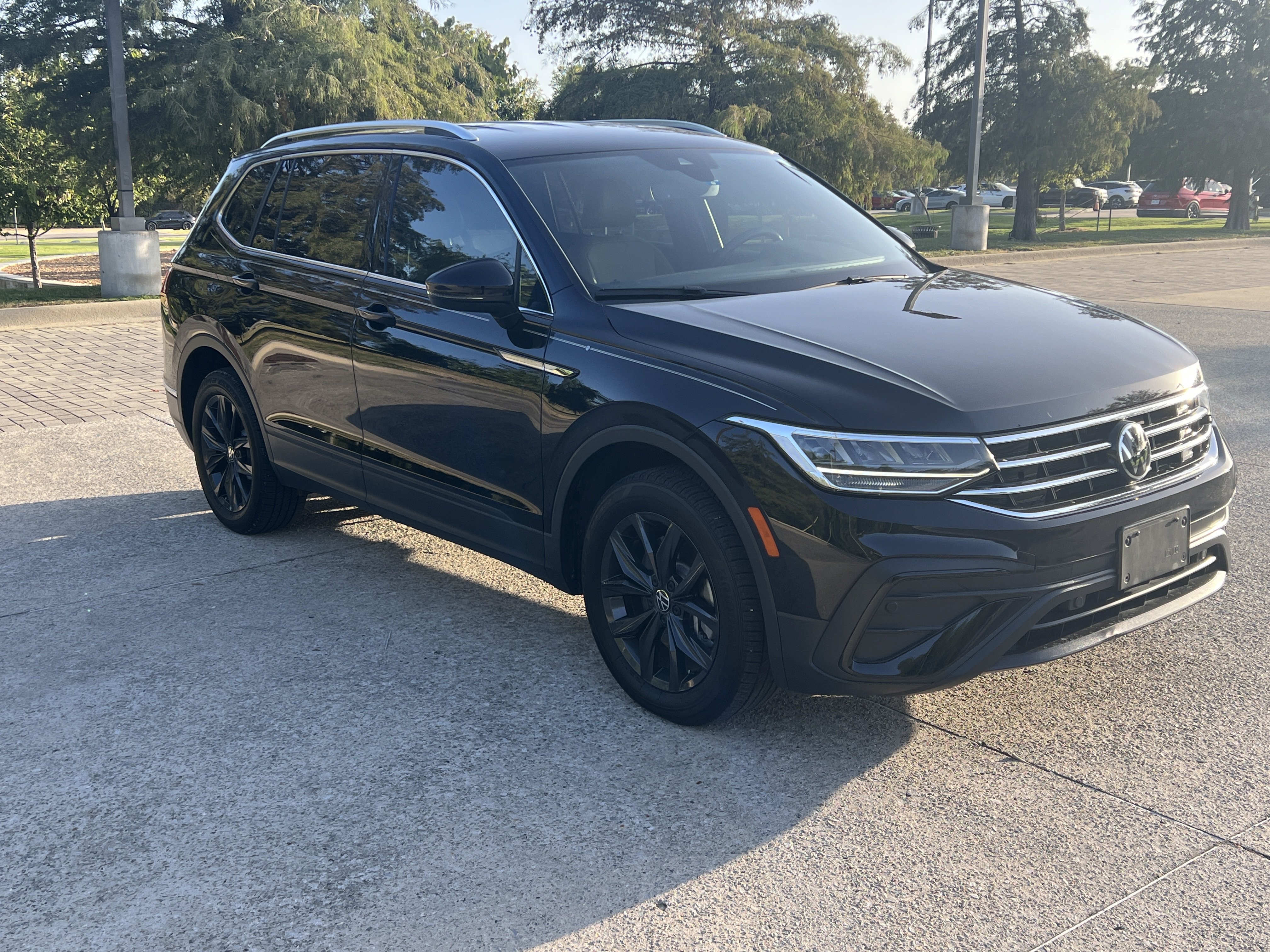Used 2024 Volkswagen Tiguan SE w/ MDO Package, Three-Row FWD image 2