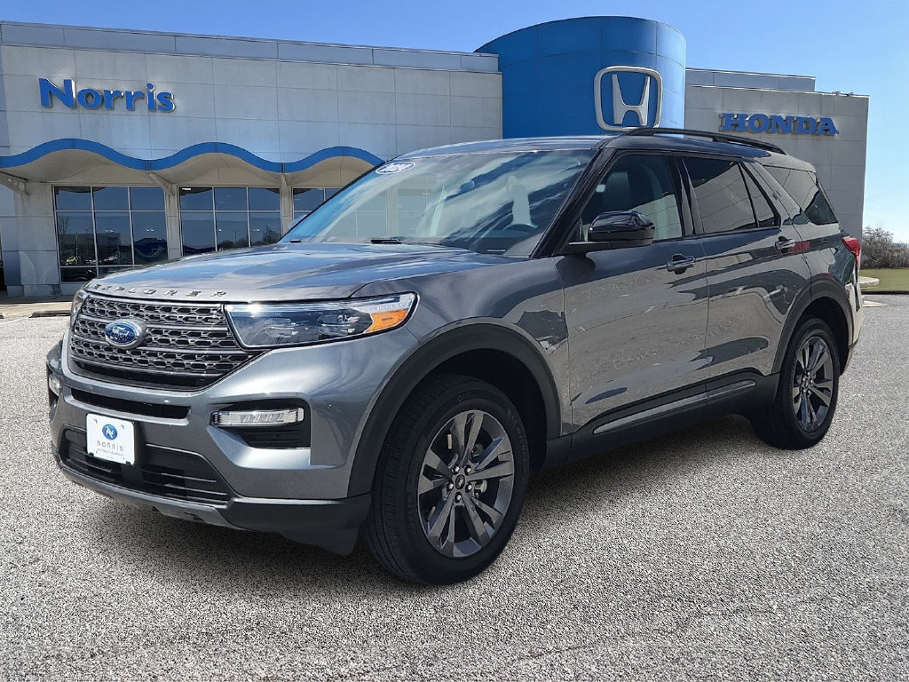 Used 2024 Ford Explorer XLT w/ Equipment Group 202A AWD/4WD image 2