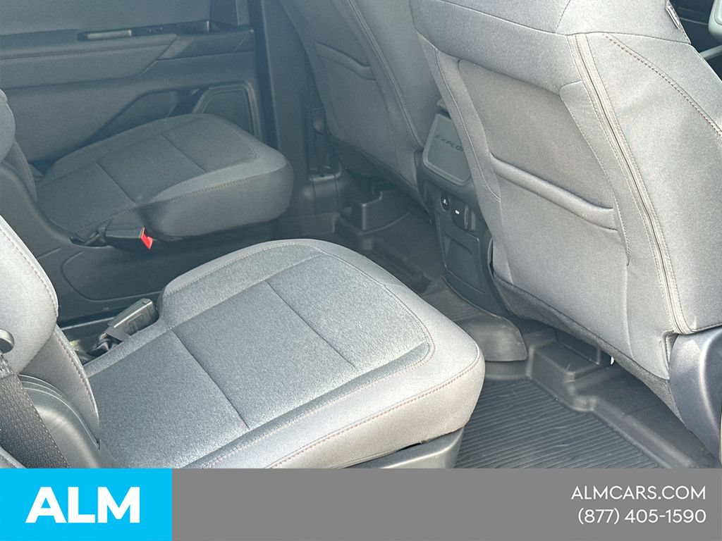 Used 2025 Ford Explorer Active AWD/4WD image 18