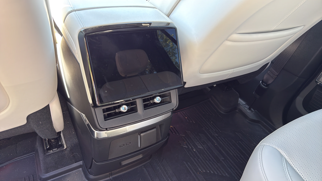 Used 2026 Cadillac Vistiq Sport w/ LPO, Floor Liner Package AWD/4WD image 25
