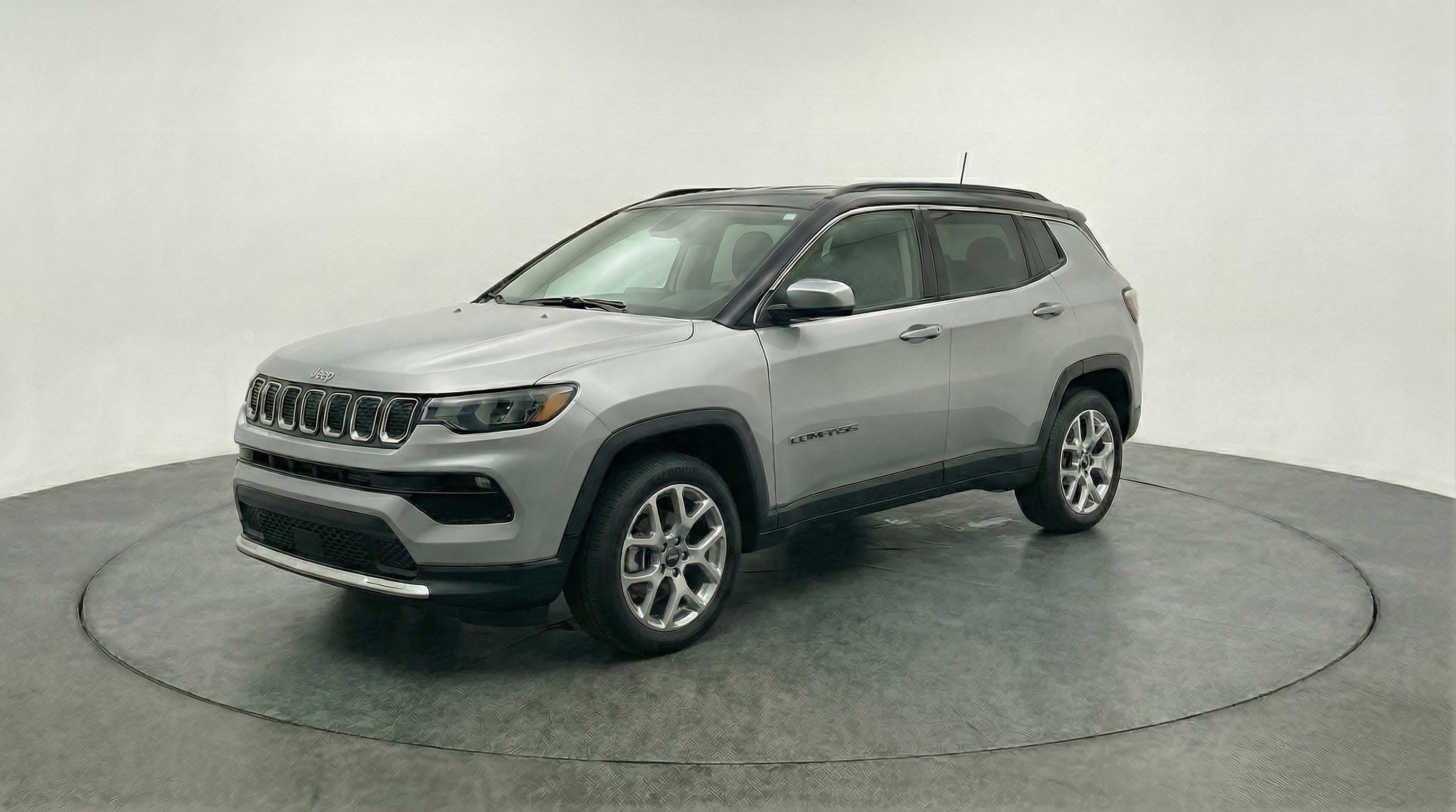 Used 2025 Jeep Compass Limited AWD/4WD image 3